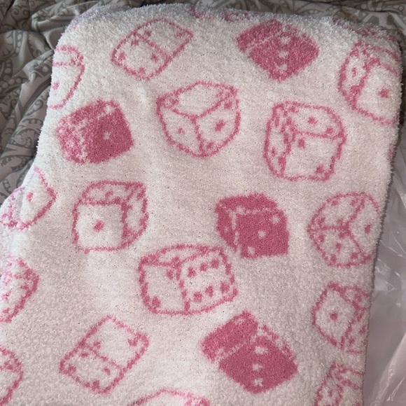 Dice Game Mellow & Mod Super Soft Knit Feather Yarn Throw White Pink 50x70 - Picture 1 of 4